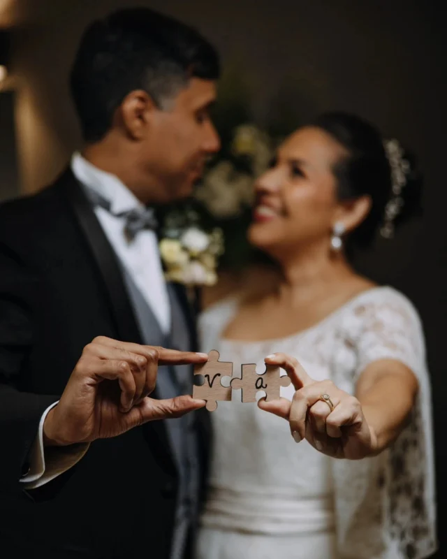 Intercambiando figuritas del Mundial, charlas en la playa y aventuras compartidas, Ariana y Víctor encontraron algo que muchos sueñan con vivir: un amor genuino, paciente y comprensión.✨

Son testigos de que Dios y la vida, con su magia y sus tiempos perfectos, los llevó directo al corazón del otro… como piezas de un rompecabezas.

¡Felicidades Ariana y Víctor! Gracias por permitirnos ser parte de un capítulo tan importante de su historia y capturar estos momentos para la eternidad.💛

¿Cuál de estos momentos te emociona más? ¡Déjame tu top en los comentarios! 📸

#LizPinto Clientes: @ariana_ac @victorjrs18 Second Shooter: @tomasacostaphoto #Bodaspanama #Weddingphotography