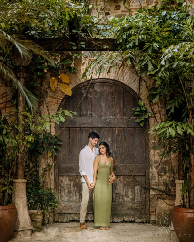Mis favoritas de este carrusel son la 2, la 4 y la 9…¿y las tuyas? 😍

Cada pareja tiene su propia vibra y eso es lo que me encanta capturar. 📸

Con Lara y Eithel se notaba la conexión, la complicidad y las ganas de disfrutar cada momento (a pesar de que me decían que no sabían posar 😌). 

Desde la primera toma, su energía hizo que la sesión se sintiera relajada, divertida y “muy ellos”. 💛

¡Qué belleza cuando el amor se ve de película! ¿Verdad que sí?✨

@lizpinto10 Cliente: @emcgowen0403 Styling: @carolinatapiastylist Makeup: @mirandamakeupart #bodaspanama #panamaweddings