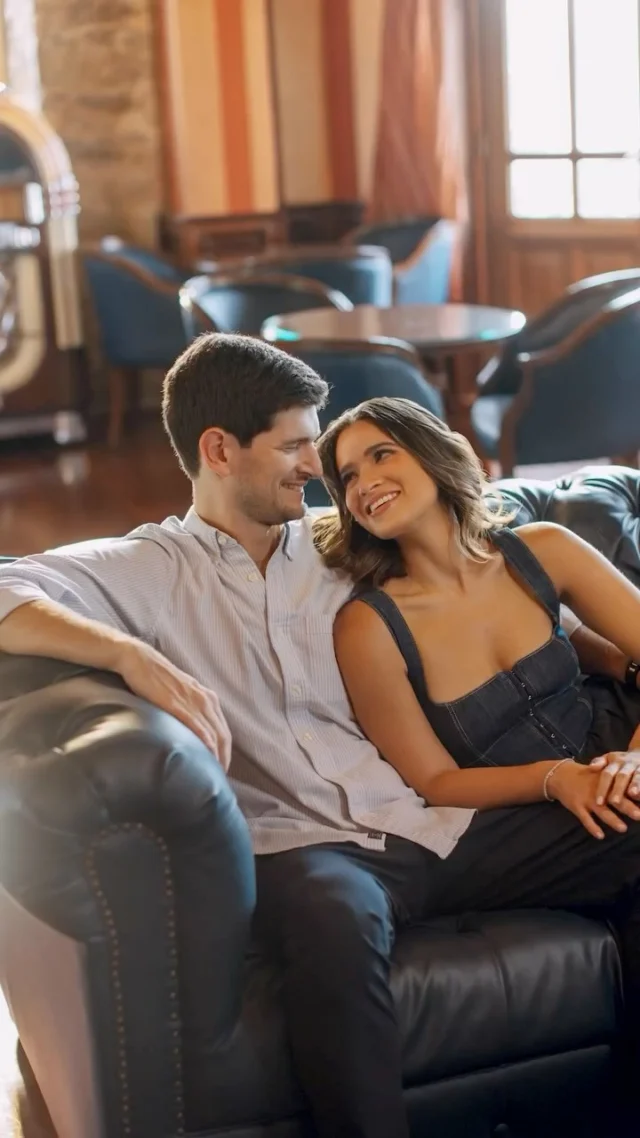 Me dijeron que no sabían posar y terminaron siendo todos unos modelos. 👌🏽🤩

Lara y Eithel están próximos a comenzar una nueva etapa… ¡y yo estoy muy feliz de poder capturarla con mi lente!

Entre risas y miradas cómplices, hicimos fotos que proyectan la conexión que se tienen.

Si así fue la sesión… ¡ya me imagino lo bella que será su boda! 💍✨ Estoy segura de que será un día lleno de magia, emoción y mucho amor.

¡Comenta 😍 si te gustan las fotos de pareja!

@lizpinto10 Cliente: @emcgowen0403 Styling: @carolinatapiastylist Makeup: @mirandamakeupart #bodaspanama #panamaweddings