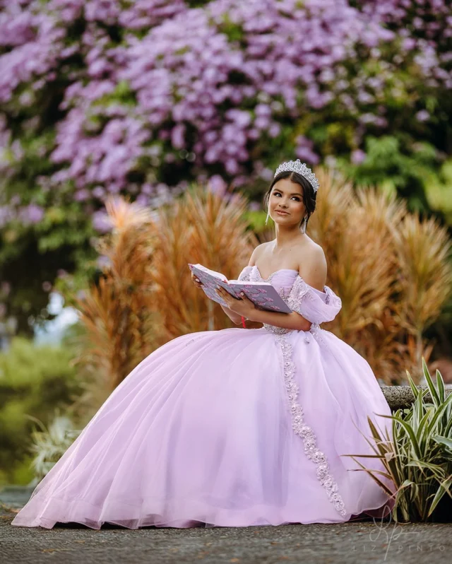 Parecía planificado, pero tener un árbol con flores del mismo color del vestido, fue de esas “diosidencias” y guiños que me da la naturaleza para inspirarme con las fotos. 😍

Lucía quería que su sesión de quince fuera delicada, natural y con toques mágicos, y definitivamente los tuvimos. ✨

Lo más lindo fue verla disfrutar de cada parte del proceso. No se trató solo de fotos bonitas, sino de crear recuerdos que ella y su familia atesorarán por siempre. 💐

Lucía: gracias por dejarme contar tu historia a través de mis fotos. 📸

Cliente: @luciaval_13 y @luci.luuu13 Styling: @carolinatapiastylist Makeup: @anasolismakeup