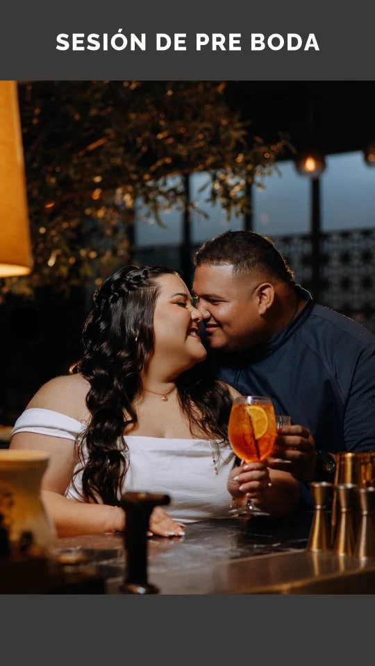 A solo días de dar el “sí, acepto” que cambiará sus vidas para siempre. 💛✨

Carla y Félix tienen una de esas historias que empiezan con un touchdown y terminan con un anillo. 🏈💍 Desde su primer encuentro para ver un Super Bowl hasta la propuesta íntima en su aniversario #9, su historia está llena de momentos auténticos y amor real.

Me encantó capturar cómo se complementan: ella con su alegría contagiosa, él con su forma tan genuina de cuidar de cada detalle… incluyendo a ella. 😍

Gracias por dejarme contar esta parte tan especial de su historia. ¡Nos vemos en la boda! 📸

#LizPinto @carlafarro21 @felixgarcia_chef Styling: @carolinatapiastylist Makeup: @pattytunonmakeup Locación: @madre.cocinaitaliana