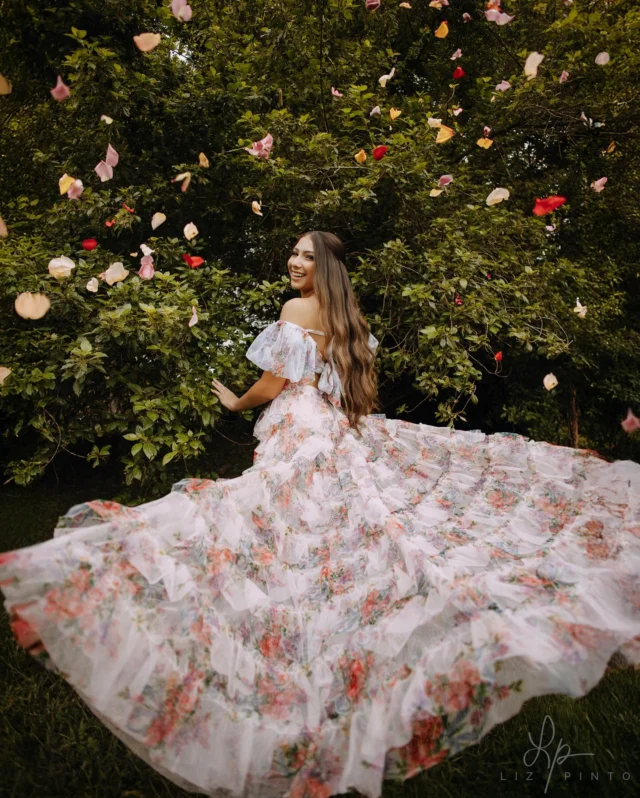 Me costó elegir solo unas cuantas fotos de esta sesión… sobre todo cuando los recuerdos detrás son tan especiales. ☺️📸✨

Más que fotos, lo que realmente queda es la experiencia que se vive y, con quinceañeras como Sofía, es imposible no pasarla bien y sentirme inspirada en cada toma. ✨

Y con el carro vintage, flores, espejo, bombas de humo y una familia tan amorosa y divertida… no puedo sentirme más bendecida y motivada con mi trabajo. 🤩

¡Gracias a Sofía y su familia por confiar en mí nuevamente para un momento tan importante! 💛

¿Cuáles son tus favoritas de esta sesión? 😍

#LizPinto Cliente: @sofiacastillloooo Stylist: @carolinatapiastylist Makeup: @mirandamakeupart #fotografospanama #panamaphotographer