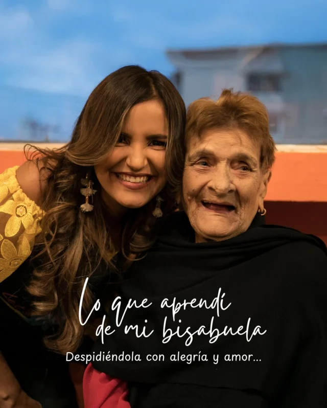 Hoy despedimos a la reina de nuestra familia. 👑  Mi bisabuela Dora falleció el pasado viernes, después de 97 años muy bien vividos. 

Poder haberla disfrutado por 33 años, ha sido una de las mayores bendiciones de mi vida.

Ella tenía una risa muuuy contagiosa, un corazón enorme y la capacidad de tratar con cariño a todo el que se cruzaba en su camino. ✨

Desde que partió, hemos estado compartiendo fotos, videos, recuerdos tan bonitos, que las lágrimas se ha interrumpido con risas en estos últimos días.🥹

Y confirmé algo que ya sabía: capturar momentos importa y mucho. 

Hoy quise rendirle homenaje frente a todo el que se tome el tiempo de leer este post, compartiendo algunas de las lecciones que me dejó. 💛

Porque más allá de dolor, lo que queda es su luz, su ejemplo y muchas ganas de disfrutar la vida tal y como ella lo hizo. 

Estoy segura que, si ella pudiera leer esto, estaría sacando alguna broma o comentario gracioso 😅 para hacerlo todo más fácil y llevadero… porque ella tenía la magia de convertir todo en felicidad. 🥰

Por eso, más allá de un pésame, me gustaría que si leíste hasta acá, me dijeras:
¿Quién o qué es lo primero que se te viene a la mente que te hace sonreír? ☺️

Vamos a contagiarnos un poquito de la alegría que siempre nos dio mi bisabuela Dora. 💛🙏🏽 ¡Gracias a todos por sus lindos mensajes!