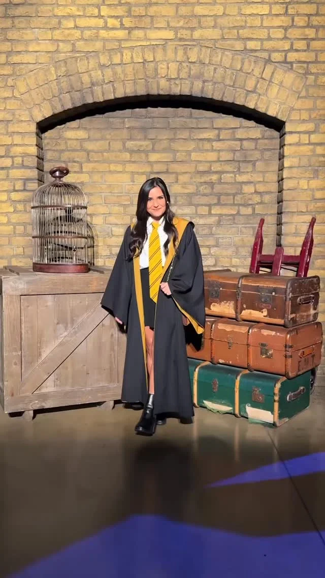 Potter vino antes que mi pasión por la fotografía✨Lo bonito es que hoy puedo mezclar lo mejor de los dos mundos. ☺️📸

No muchos saben que gracias a Harry Potter me animé a hacer mi primera sesión de fotos.⚡️

Buscando inspiración para dibujos que hacía de la saga, me topé con sesiones de fotos en exteriores que hacían en otros países y me dieron ganas de intentarlo por mi cuenta. Una cosa llevó a la otra y aquí estamos. 😅

Las fotos de este tour las tomamos con un 50mm 1.8. Primero yo hacía las pruebas y luego mi novio me hacía el favor de tomarlas. Me tocó subir bastante el ISO porque la iluminación es retadora, pero creo que se lograron. 👌🏽

¿Te gustaría hacerte fotos en un sitio así? (obvio me tienes que llevar como tu fotógrafa 😌)

#wbstudiotour #potterhead #harrypotter @wbtourlondon