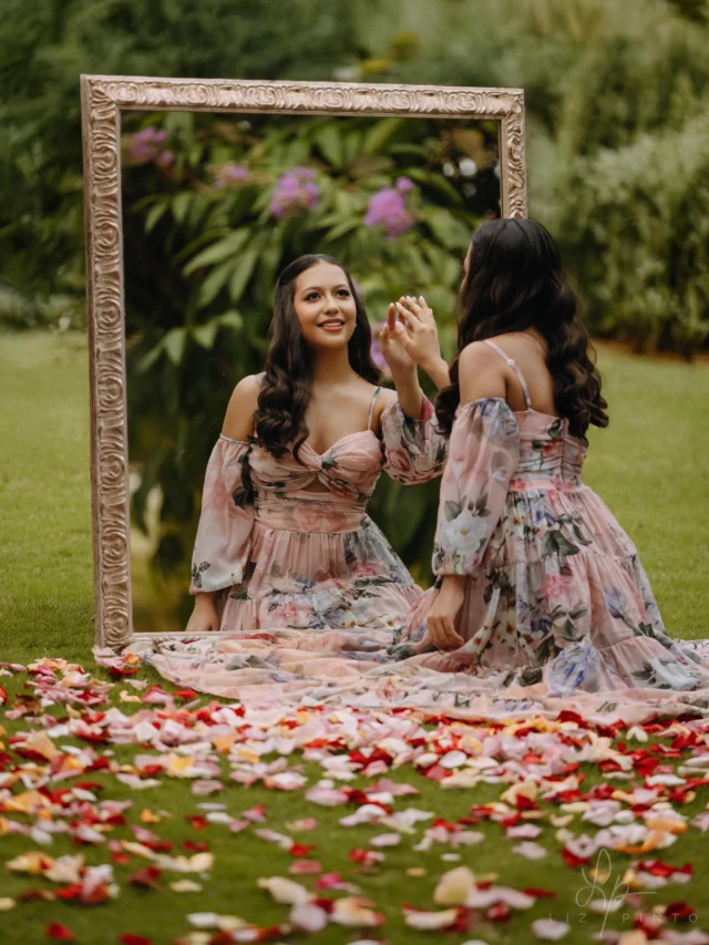 La sesión de Alejandra fue todo lo que deseamos y más. 📸✨ Apenas llegaron y empezamos a bajar cosas del maletero, pensé que se estaban mudando de casa 😂
 
Yo me emocioné al ver tantos accesorios porque significaba que tendríamos elementos para jugar. 🤩 

Fue gracioso vernos cargando todo alrededor del hotel, pero valió la pena porque logramos hacer las ideas que Ale quería: naturaleza, playa, verdor y hasta fotos con un espejo gigante.
 
Alejandra se lució en cada cambio y el resultado quedó tal como lo soñábamos. ¡Mil gracias por escogernos para tus fotos de quince! 😍

¿Cuáles son tus favoritas de esta sesión? 💛

#LizPinto Cliente: @alee_franco0 Styling: @carolinatapiastylist Makeup: @mirandamakeupart @anyvictoriamakeup #fotografospanama #quinceañeras