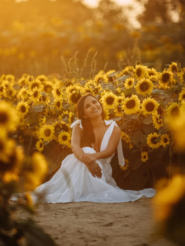 Hoy, 10 de septiembre, celebro mis 34 años 💛Y lo hago con un corazón lleno de gratitud y una felicidad tan grande que me hasta me provoca llorar (lo cual no es raro en mí 🥹). 

Desde hace añoooos soñaba con ir por primera vez a un campo de girasoles y hacerme una sesión allí, pero siempre algo pasaba que no se me daba. Por muy cliché que suene, hoy reafirmo que los sueños llegan justo en el momento indicado, cuando estamos listos para recibirlos y que lo bonito siempre encuentra la forma de alcanzarnos. 🌻✨

Mientras me hacía estas fotos, pensaba en todo lo que me rodea: mi familia, mi pareja, mis amigos y las personas que llenan mi vida de amor, apoyo y diversión… (incluyéndote), y realmente me siento muy bendecida. 🙏🏽

Todo esto me motiva a seguir soñando en grande, trabajando por lo que amo y esperando inspirar a otros con mi ejemplo.

Como los girasoles, quiero seguir buscando la luz cada día y recordarme que cada uno de mis sueños puede florecer en grande. 🌻

P.D: Gracias a mi novio por atreverse a agarrar una cámara con su paciencia infinita y entrega total para tomarme estas fotos. 💛