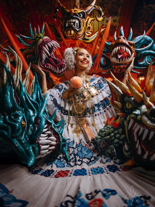 La Bella y las Bestias panameñas 🇵🇦 Hoy celebramos 122 años de vida republicana y es imposible no sentirme orgullosa de ser panameña y demostrar mi amor a través de mi cámara. 📸

Si hay algo que amo de nuestra cultura, es el color y lo llamativo que son nuestros vestuarios folclóricos. Desde niña, estuve rodeada de nuestro tambor, tembleques, saloma, diablos y cumbia. ✨

Por eso, decidí hacer estas fotos con nuestros Diablicos Sucios y nuestra bella pollera, resaltando un poquito de los contrastes de mi tierra.

¡Espero que te gusten tanto como a mí! 🥹💛

¡Te amo, Panamá! “Quizás fuiste tan chica para que yo pudiera, llevarte pordoquiera dentro del corazón!

#LizPinto Pollera y arreglo: @empolleratepanama Makeup: @pattytunonmakeup Modelo: @nathalieruizb